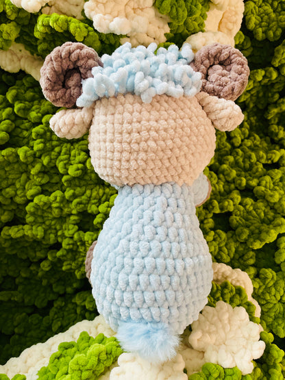 Wolli das Lämmchen in Eisblau